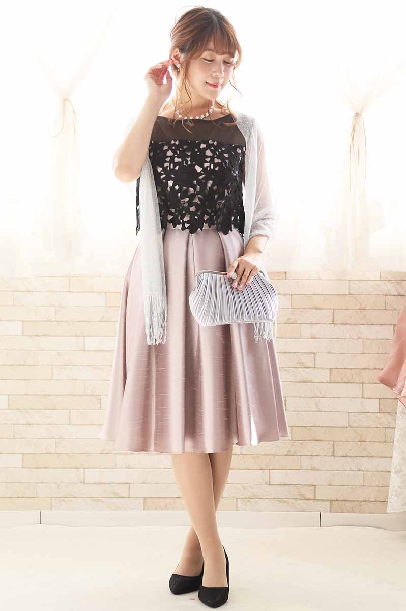 ピンクグレーのケミカルレースシャンタンドレス