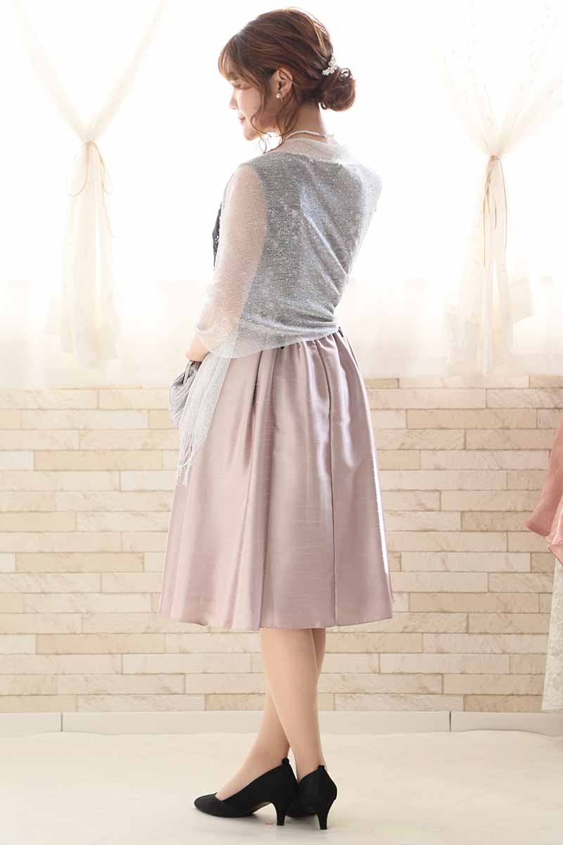 ピンクグレーのケミカルレースシャンタンドレス