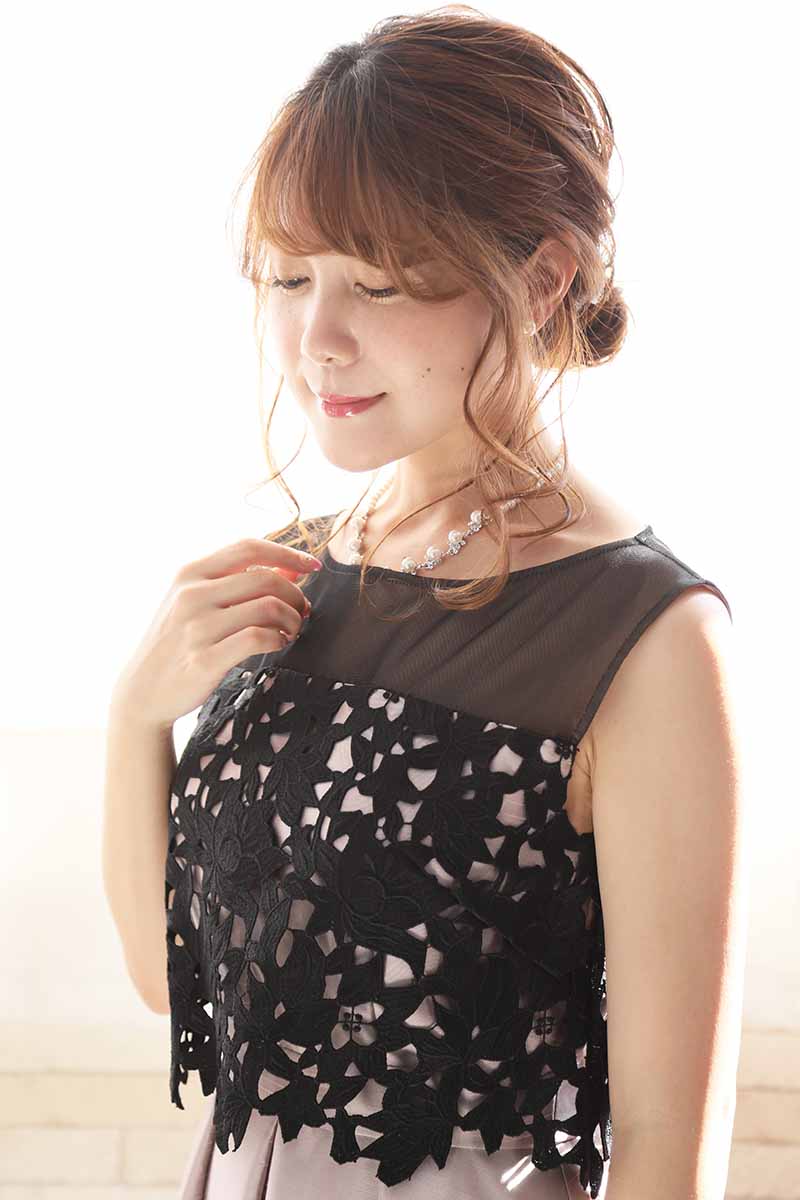 ピンクグレーのケミカルレースシャンタンドレス