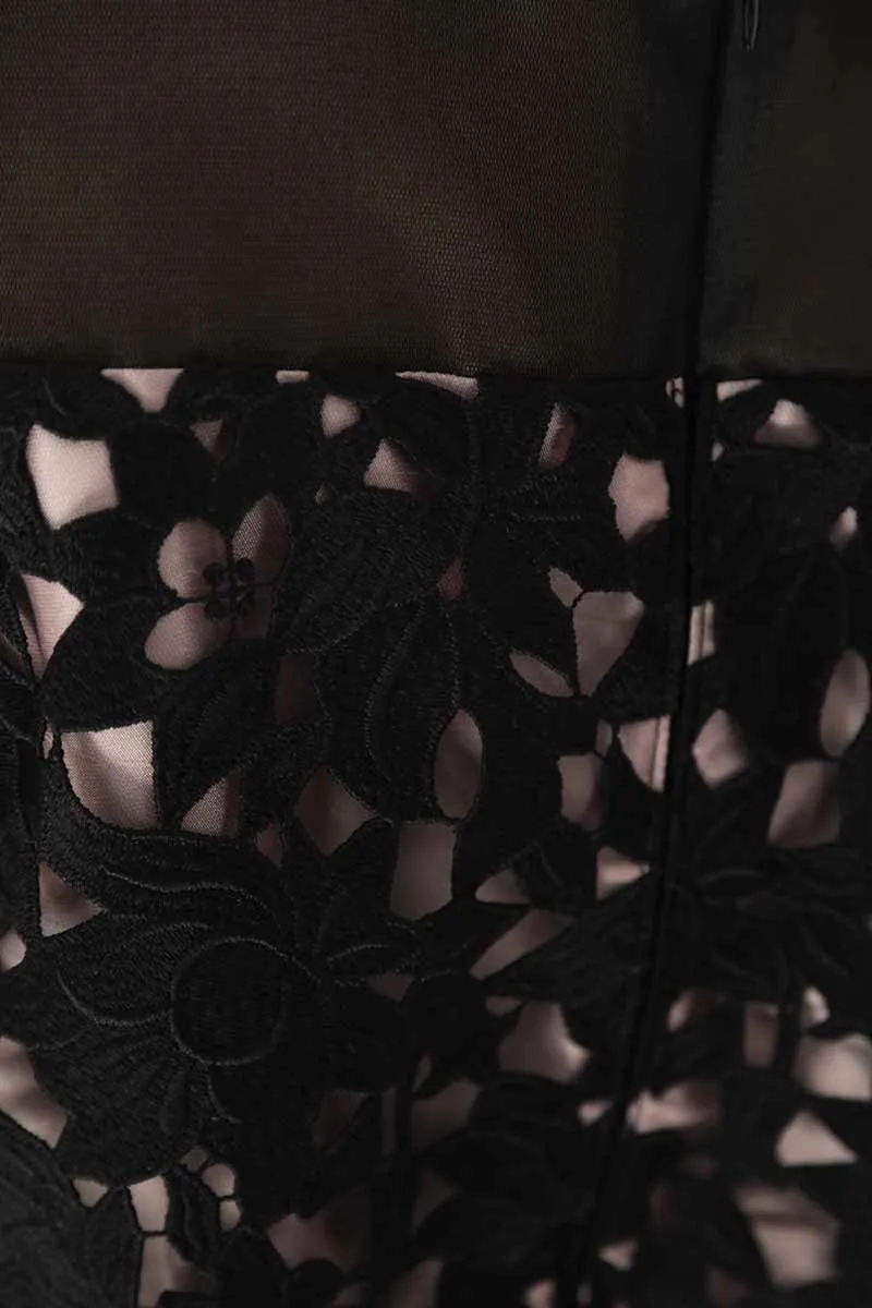 ピンクグレーのケミカルレースシャンタンドレス