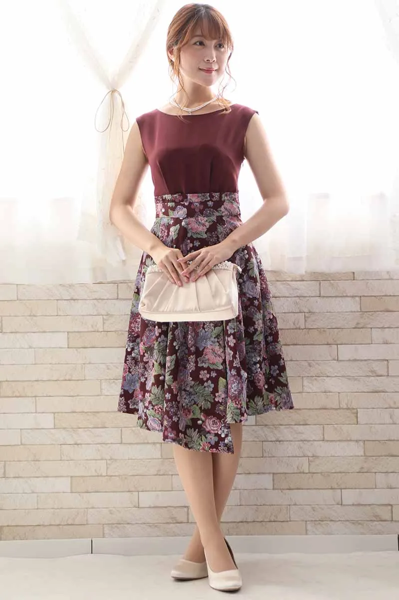 ワインレッドのフラワージャガードノースリーブドレス