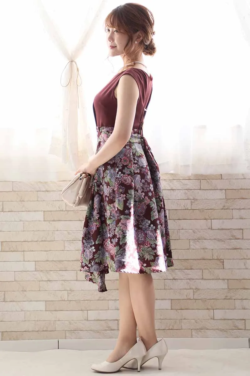 ワインレッドのフラワージャガードノースリーブドレス