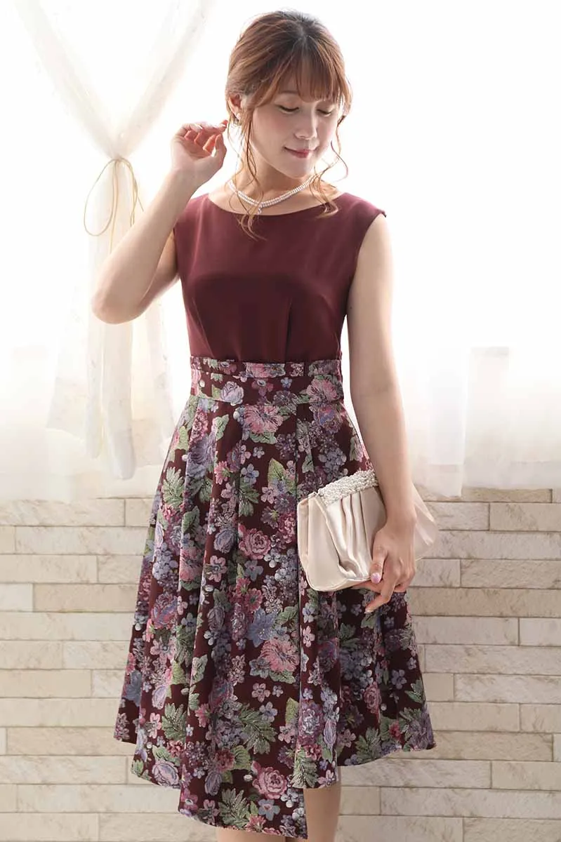 ワインレッドのフラワージャガードノースリーブドレス