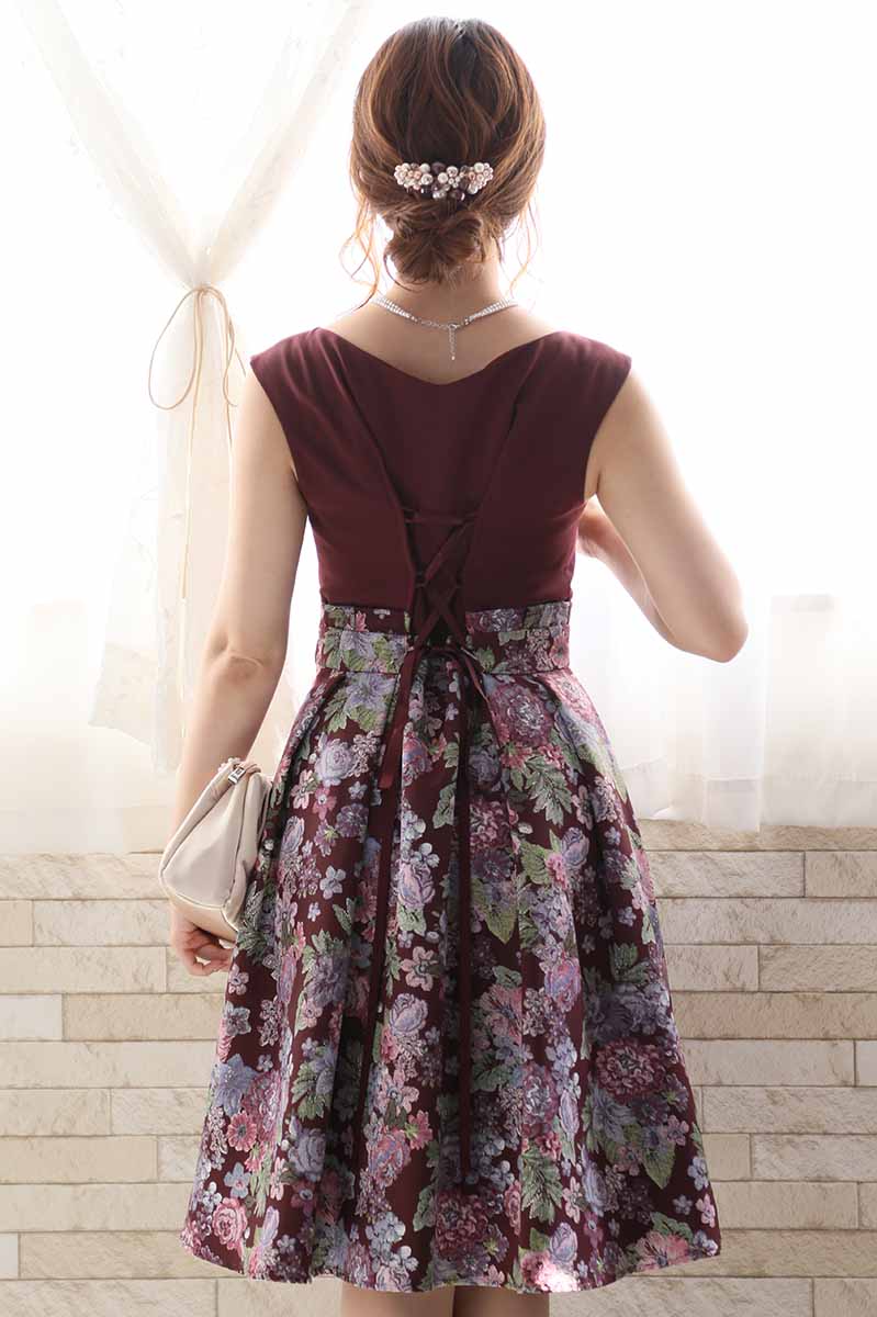 ワインレッドのフラワージャガードノースリーブドレス