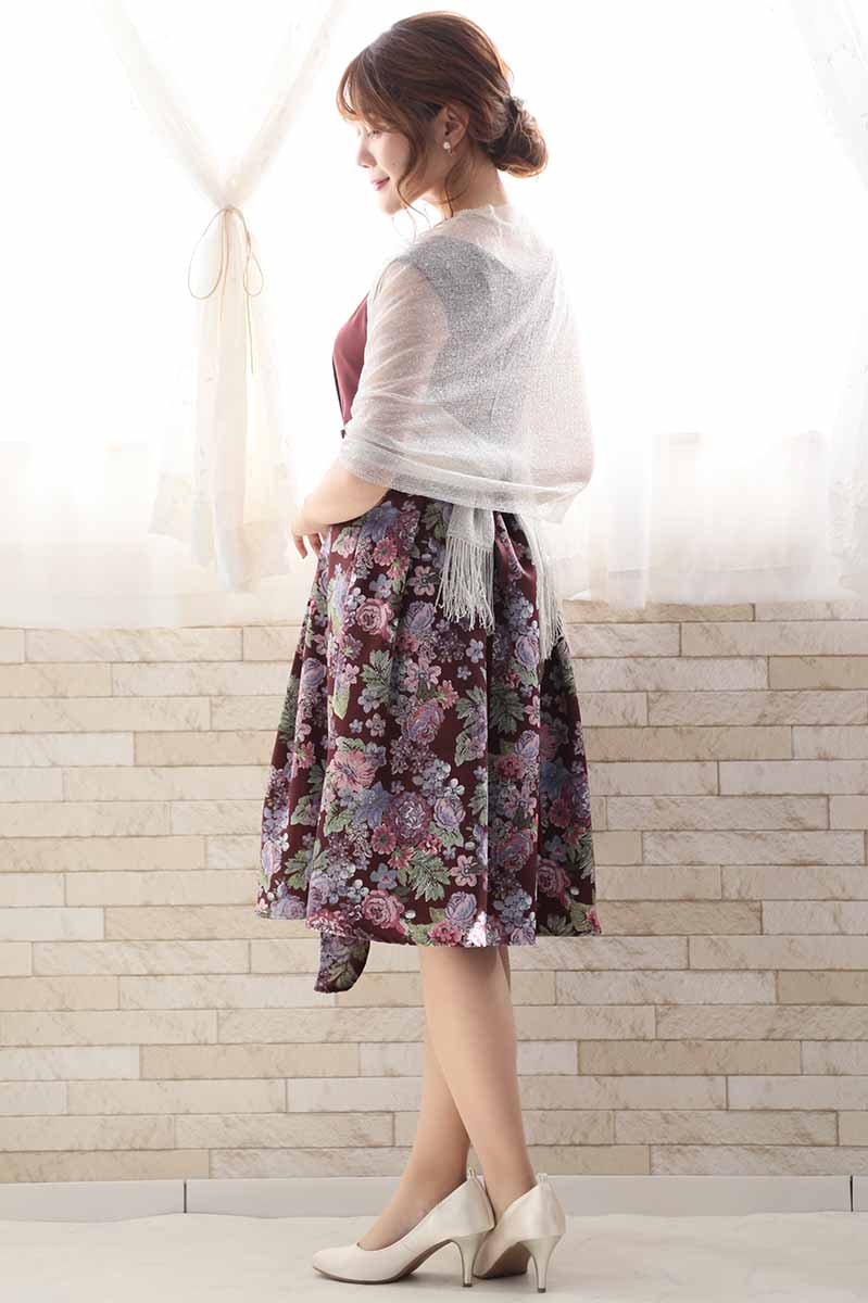 ワインレッドのフラワージャガードノースリーブドレス