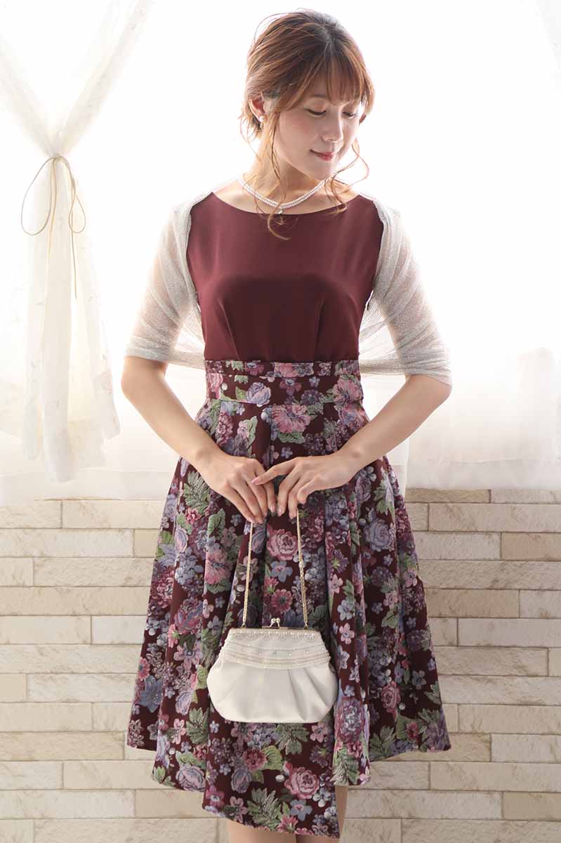 ワインレッドのフラワージャガードノースリーブドレス