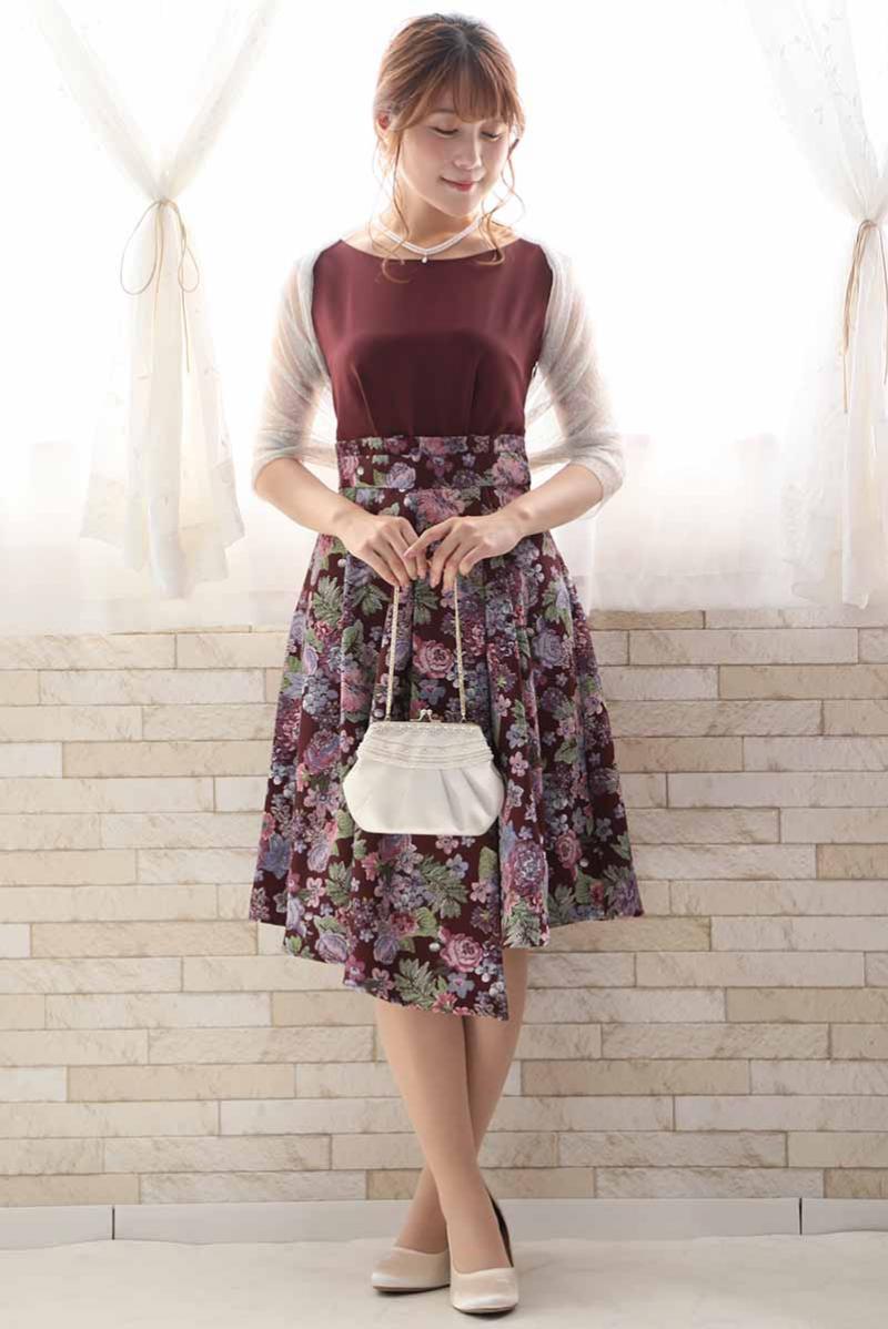 ワインレッドのフラワージャガードノースリーブドレス