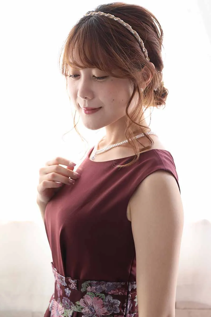 ワインレッドのフラワージャガードノースリーブドレス