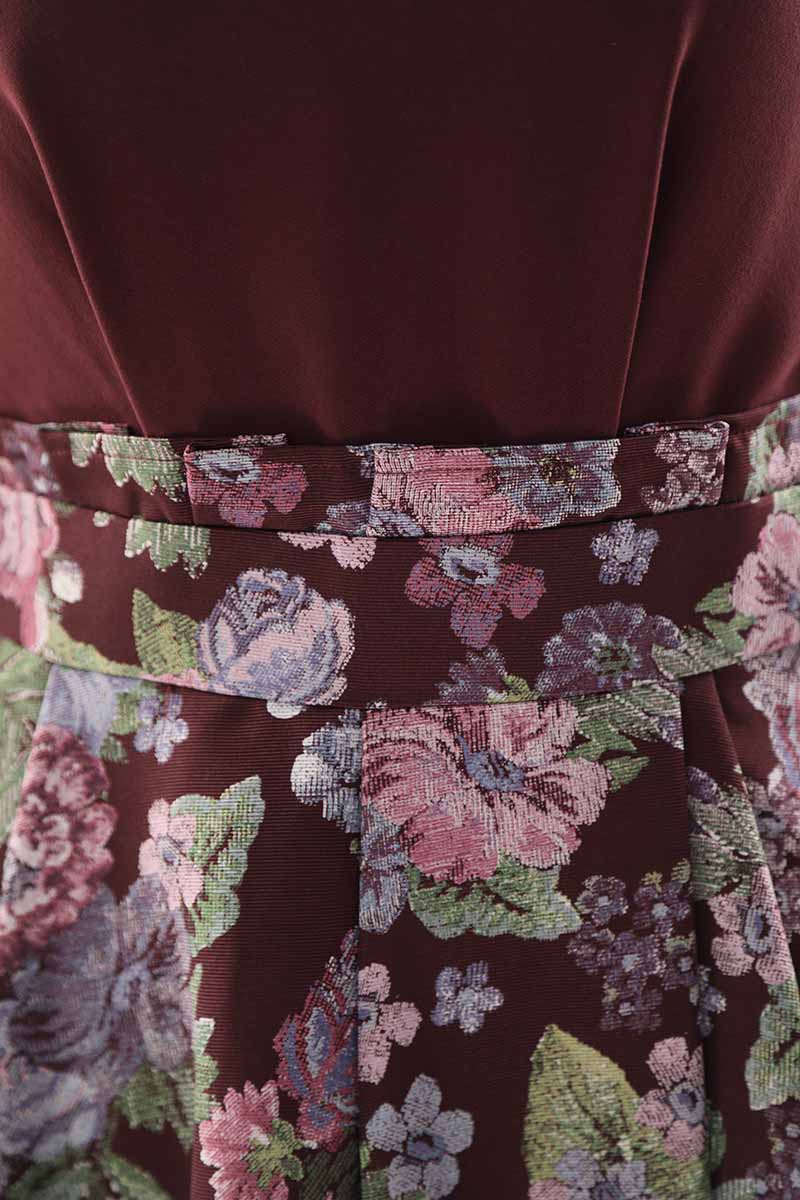 ワインレッドのフラワージャガードノースリーブドレス