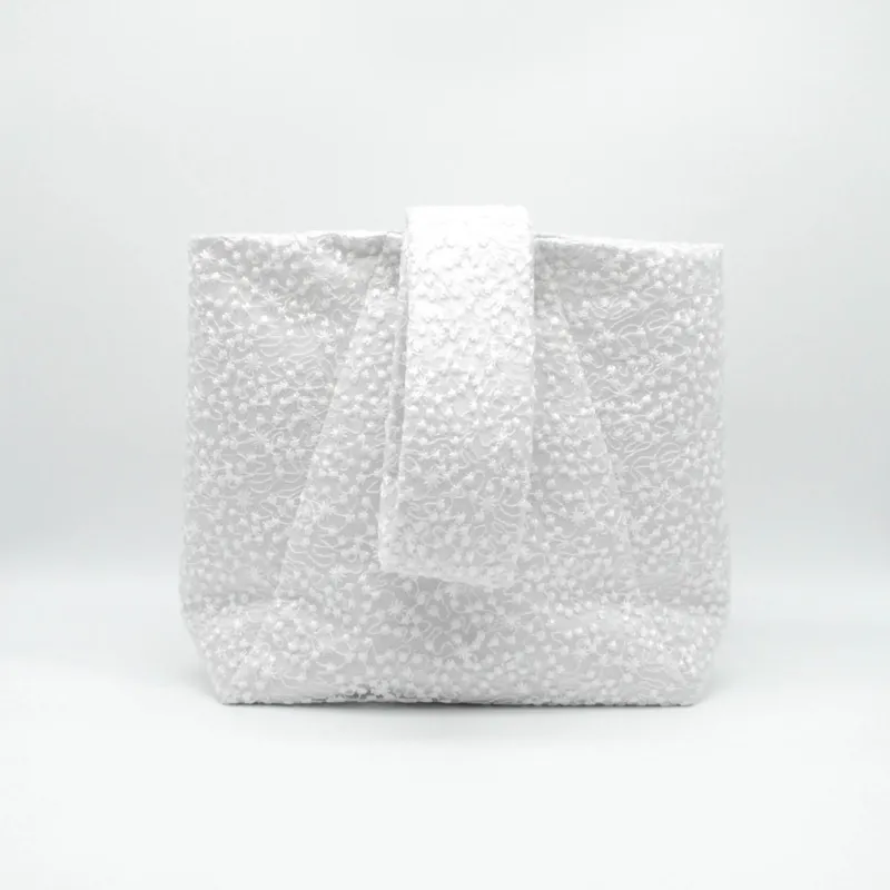 ホワイトの刺繍スパンコールのワンハンドルバッグ