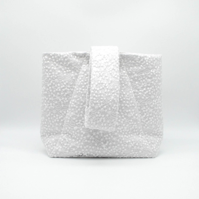 ホワイトの刺繍スパンコールのワンハンドルバッグ