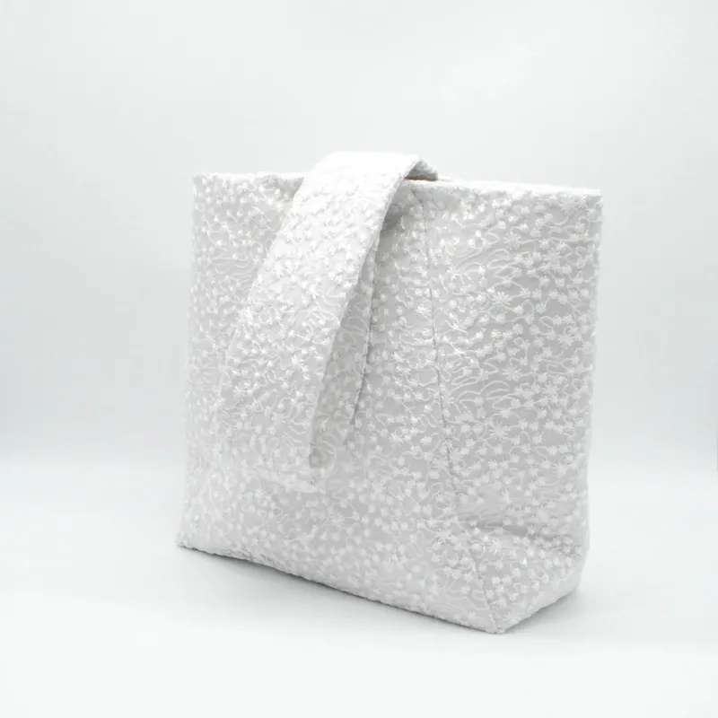 ホワイトの刺繍スパンコールのワンハンドルバッグ