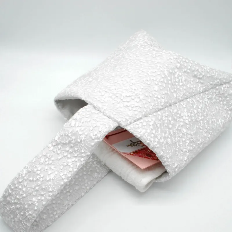 ホワイトの刺繍スパンコールのワンハンドルバッグ