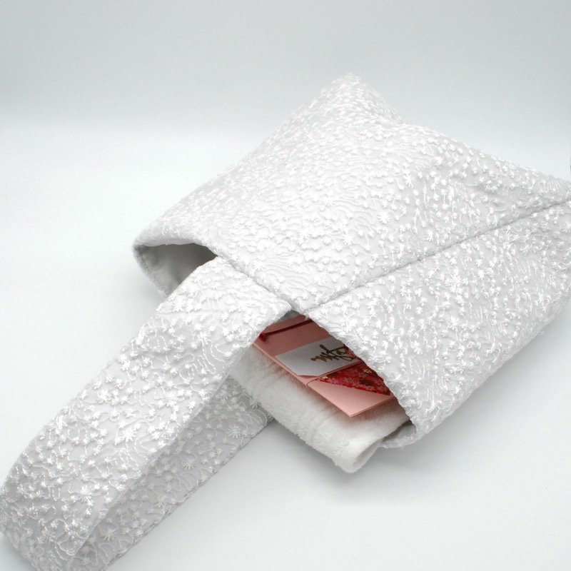 ホワイトの刺繍スパンコールのワンハンドルバッグ