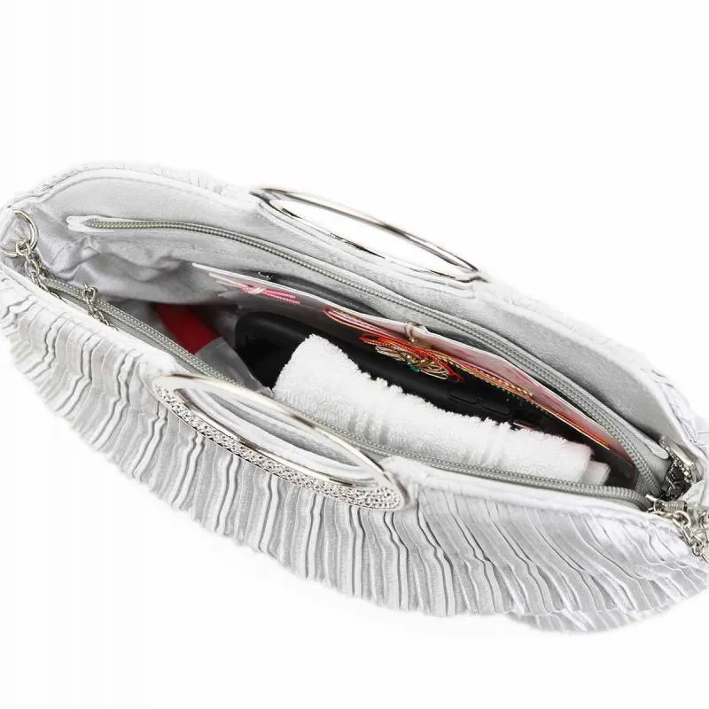 シルバーのプリーツバッグ