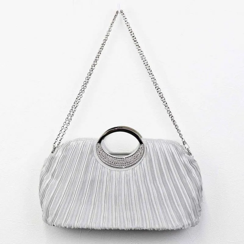 シルバーのプリーツバッグ