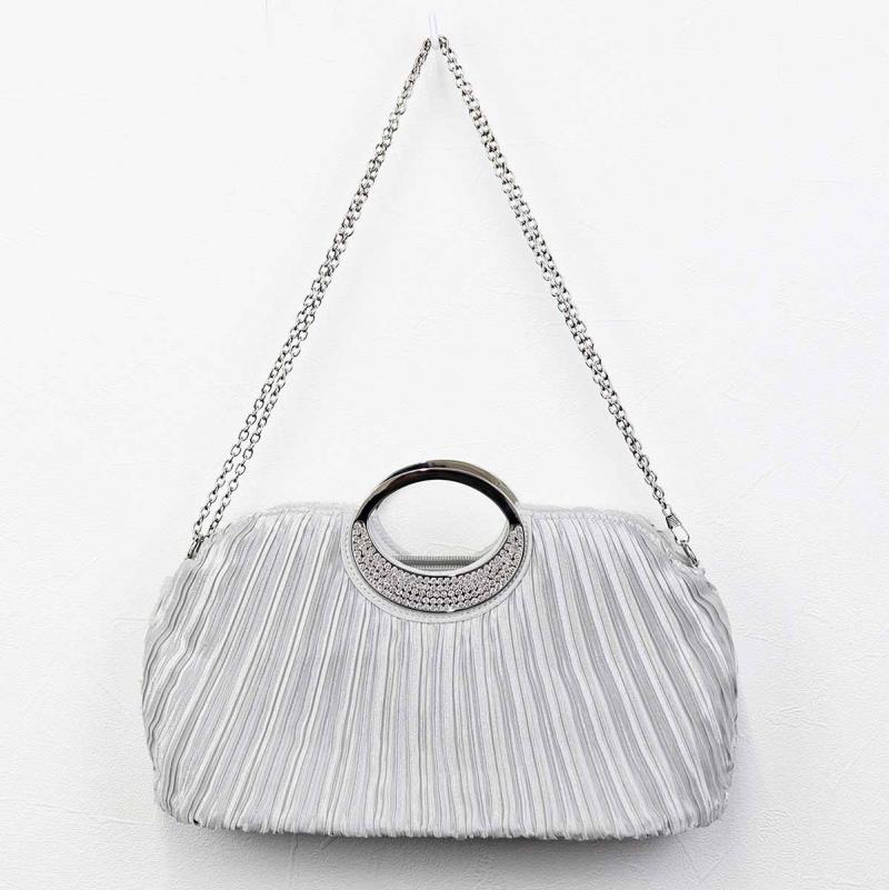 シルバーのプリーツバッグ