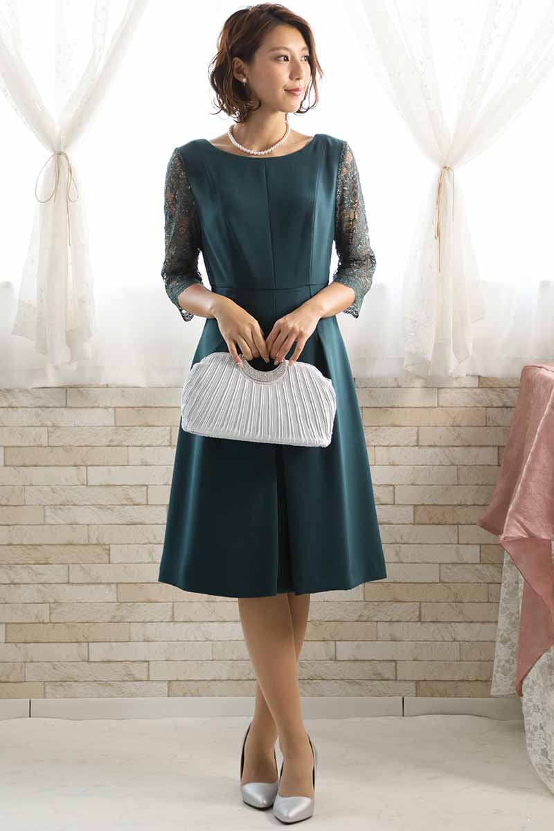 シルバーのプリーツバッグ