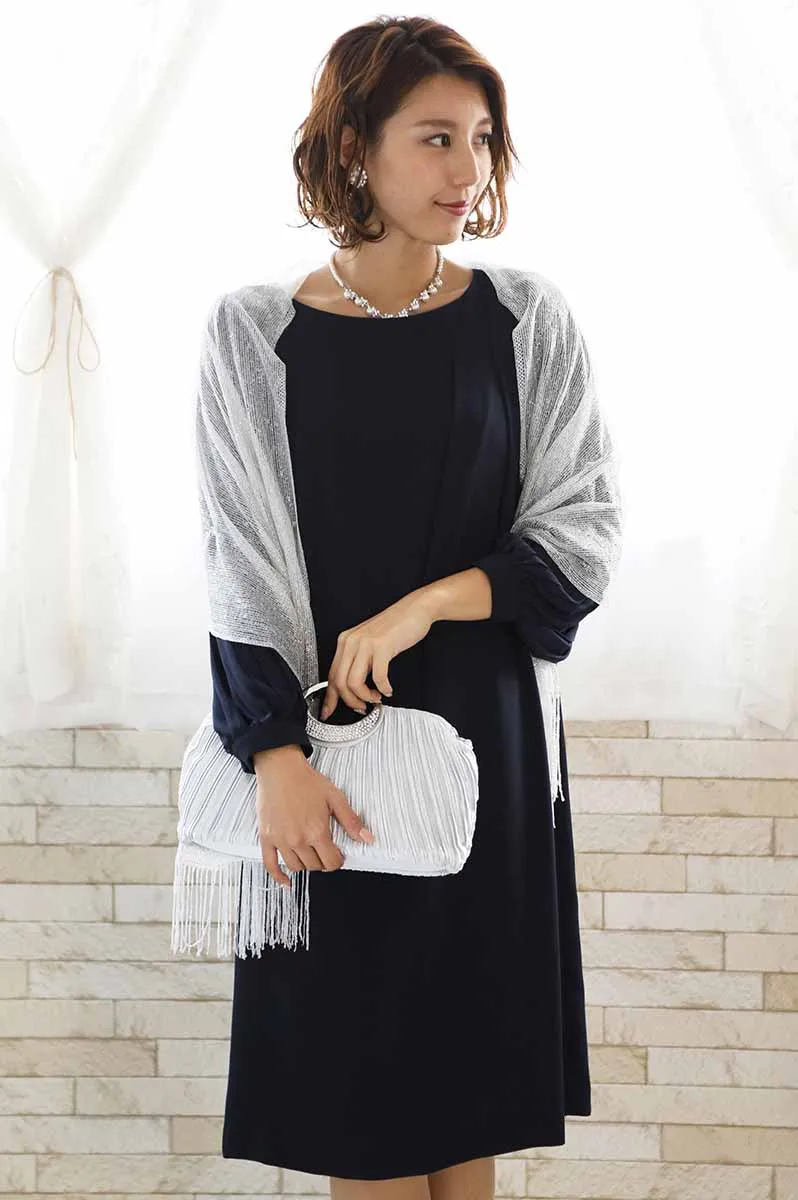 シルバーのプリーツバッグ