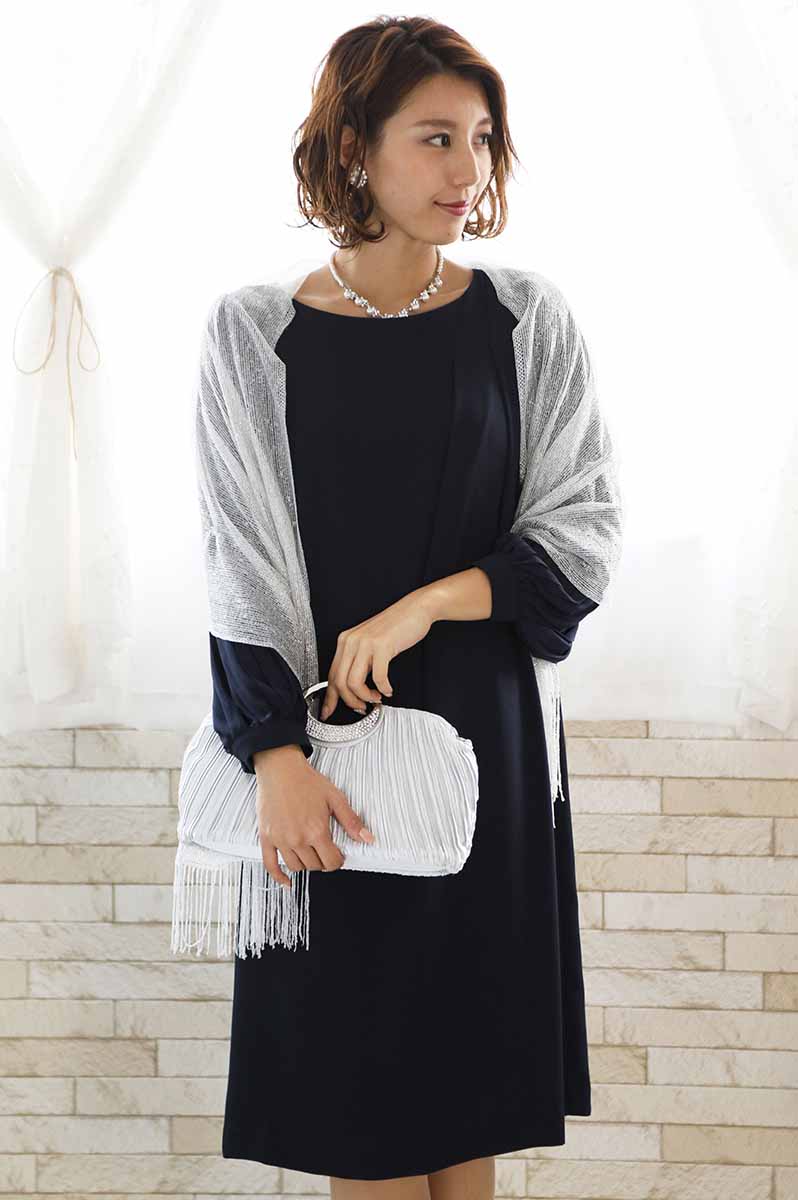 シルバーのプリーツバッグ