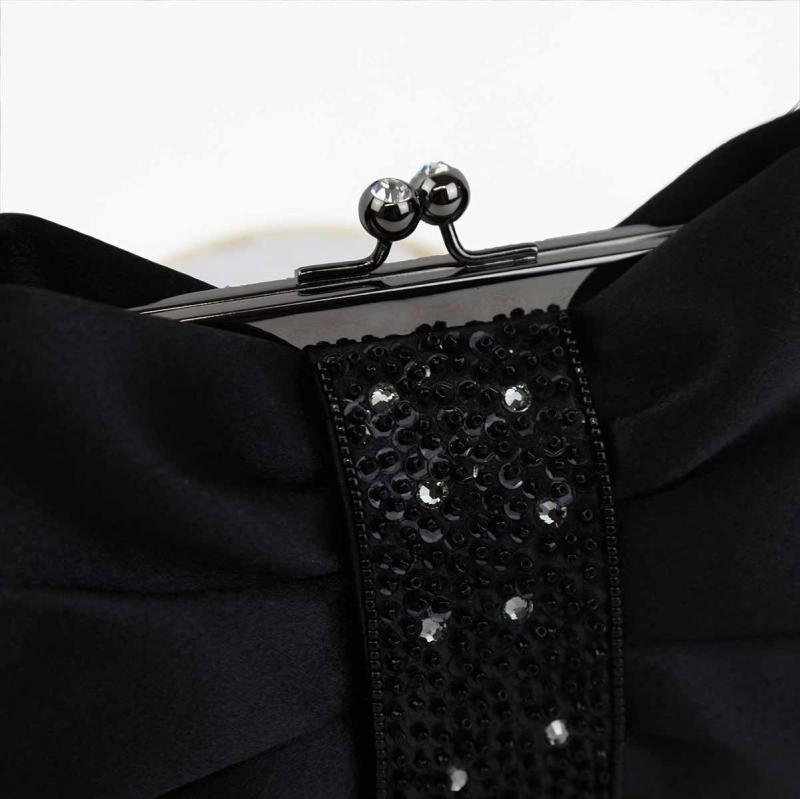 ブラックのリボンモチーフバッグ