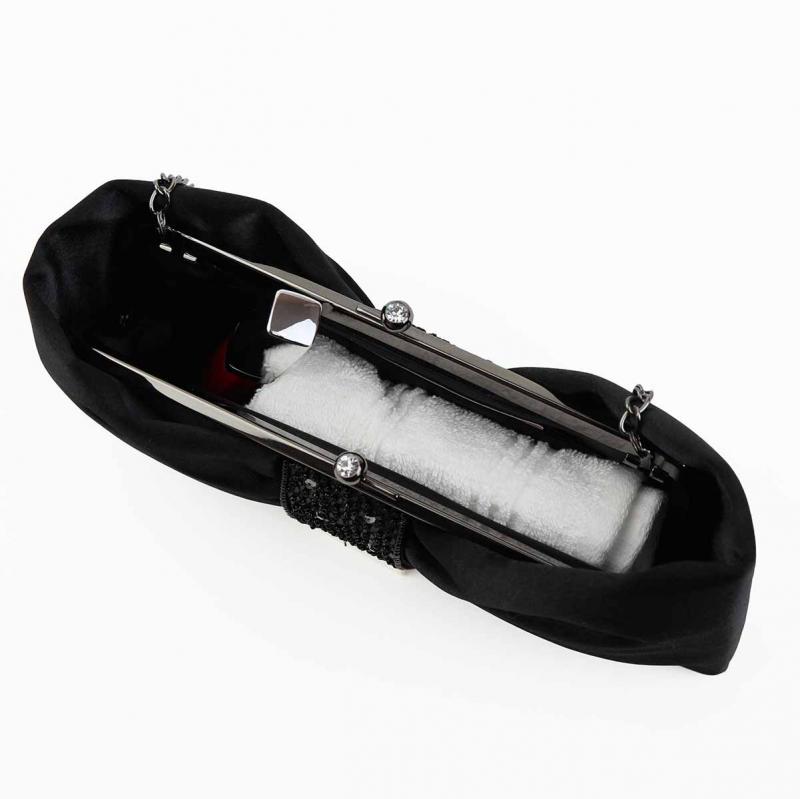 ブラックのストーンボタンバッグ