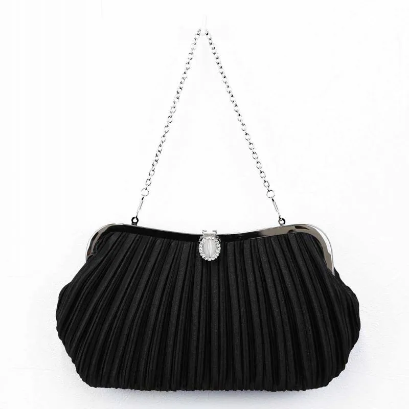 ブラックのストーンボタンバッグ