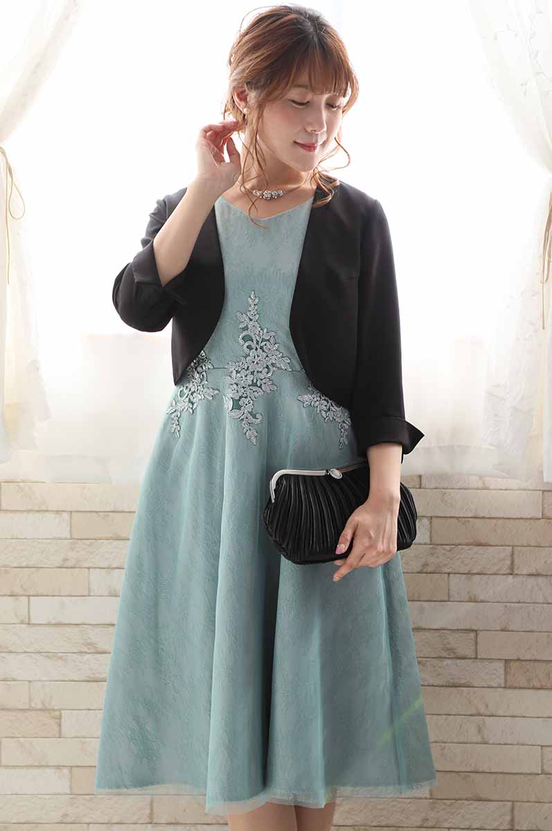 ブラックのストーンボタンバッグ