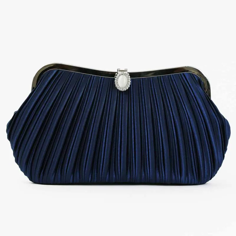 ネイビーのストーンボタンバッグ