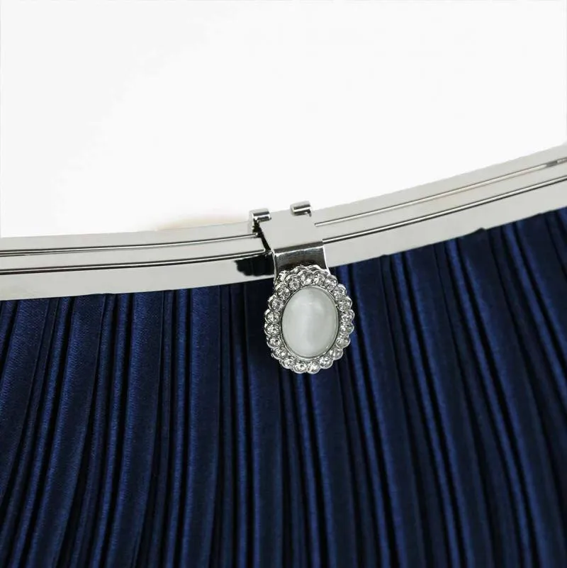 ネイビーのストーンボタンバッグ