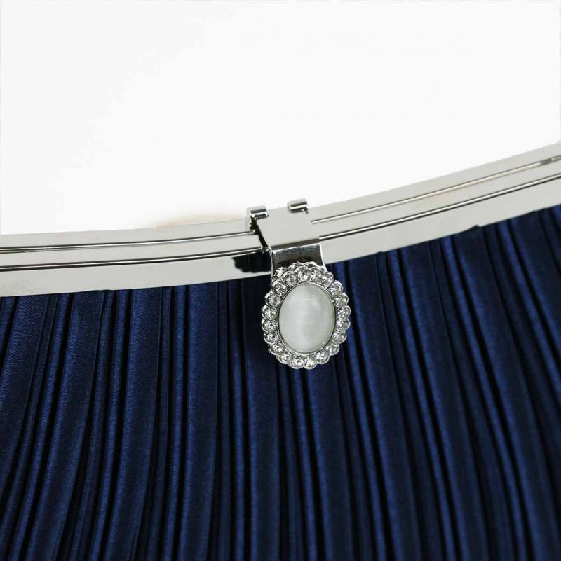 ネイビーのストーンボタンバッグ