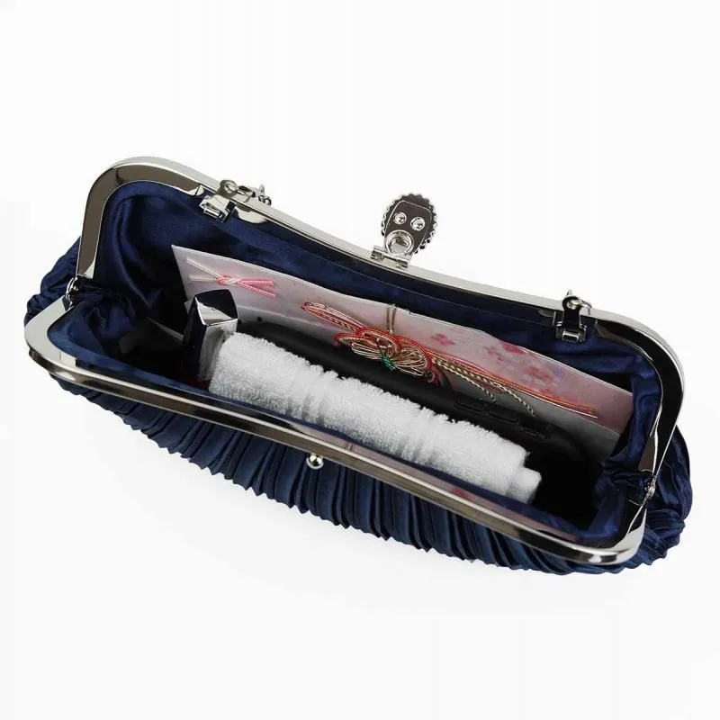 ネイビーのストーンボタンバッグ