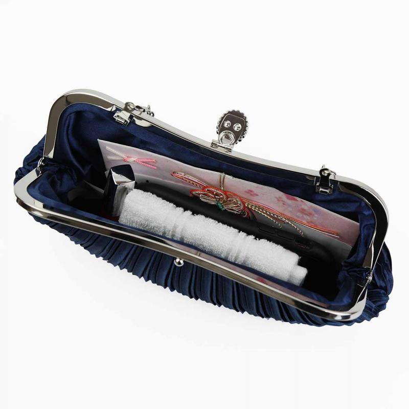 ネイビーのストーンボタンバッグ