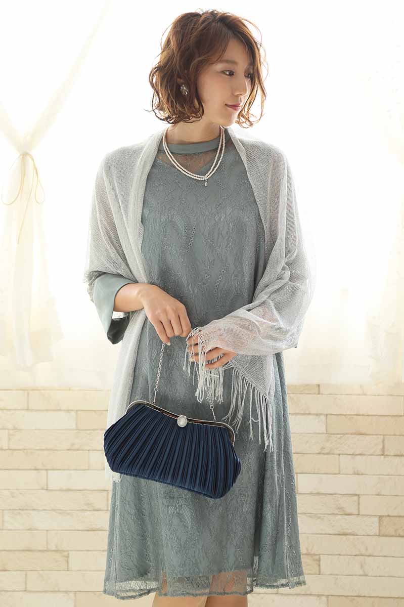 ネイビーのストーンボタンバッグ