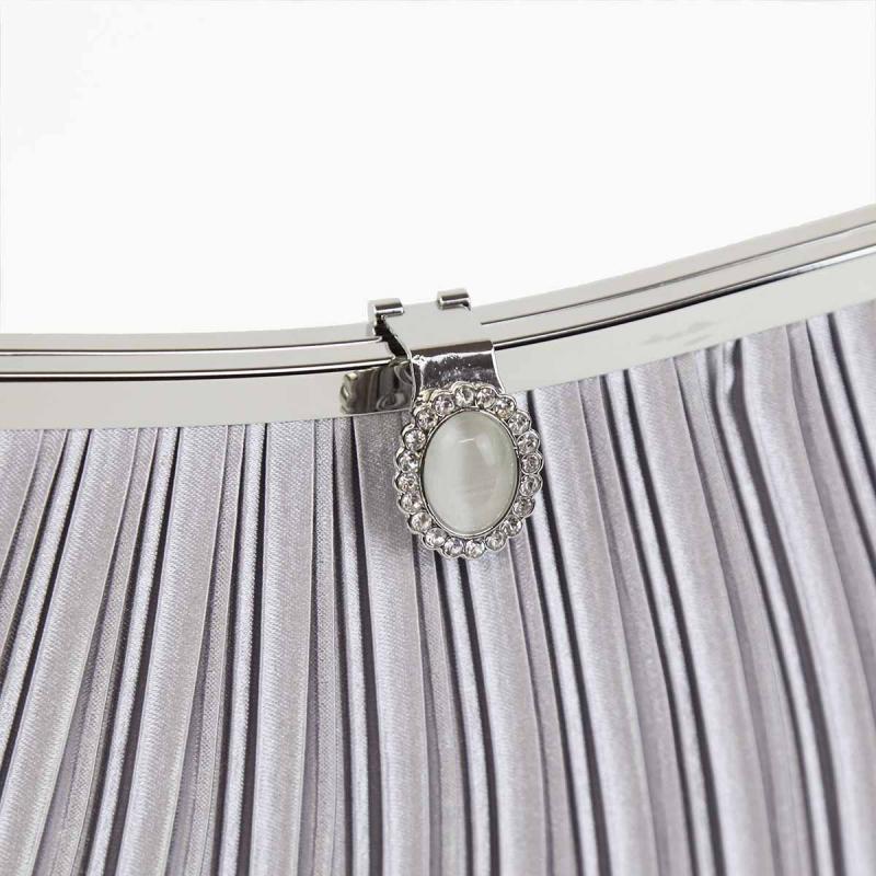 シルバーのストーンボタンバッグ