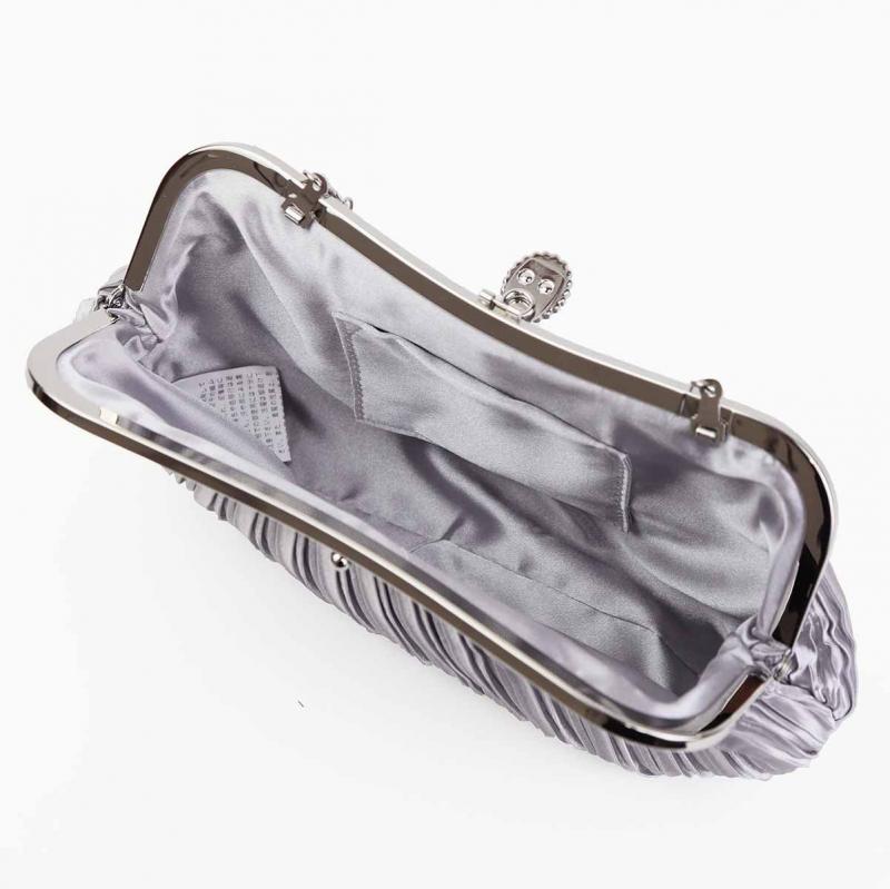 シルバーのストーンボタンバッグ