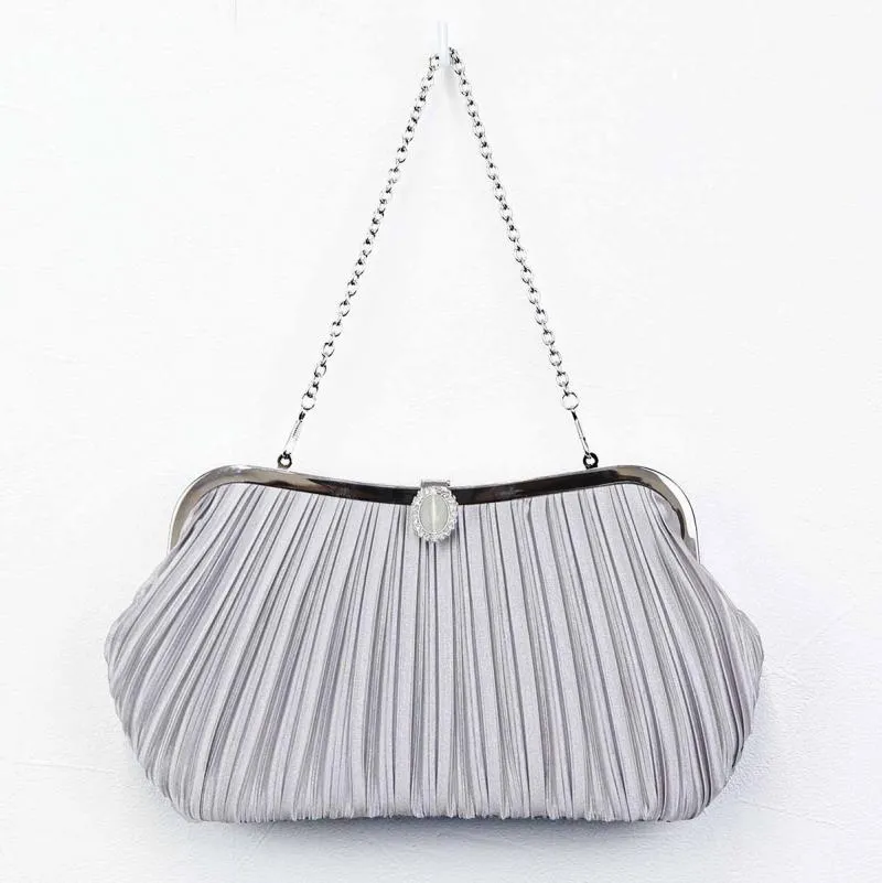 シルバーのストーンボタンバッグ