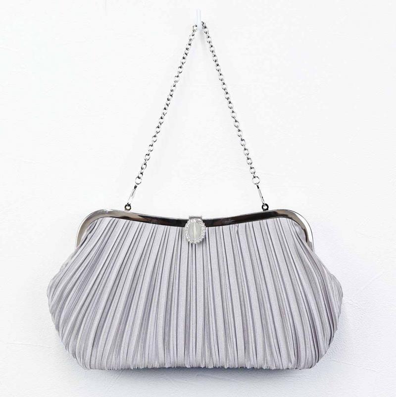 シルバーのストーンボタンバッグ