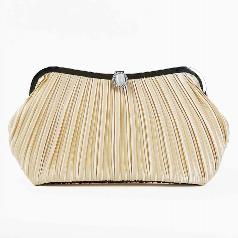 ベージュのストーンボタンバッグ