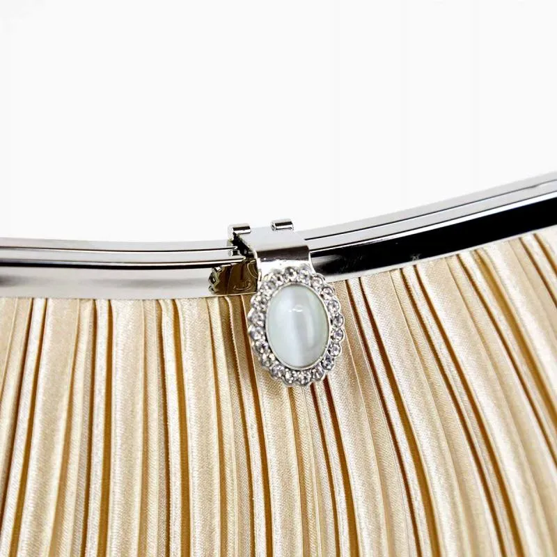 ベージュのストーンボタンバッグ