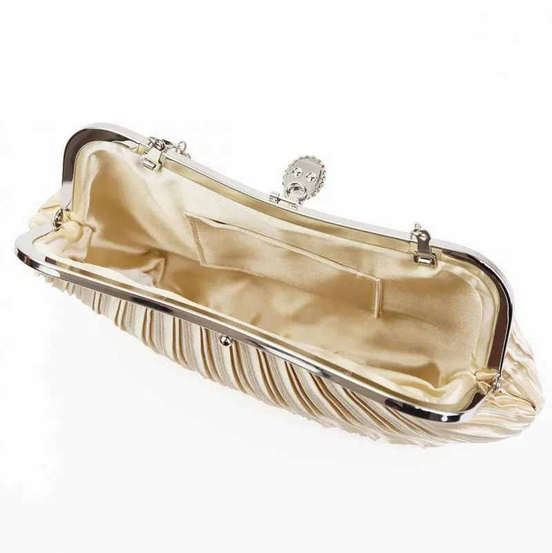 ベージュのストーンボタンバッグ