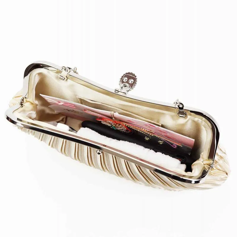 ベージュのストーンボタンバッグ