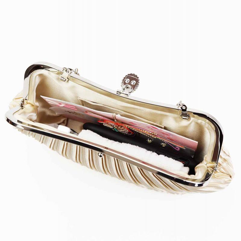 ベージュのストーンボタンバッグ