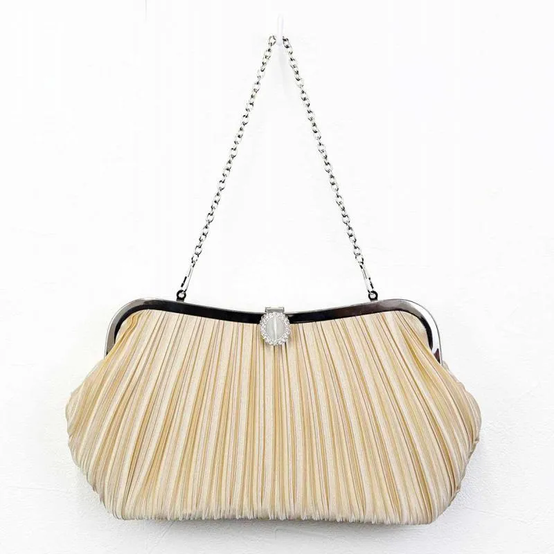 ベージュのストーンボタンバッグ