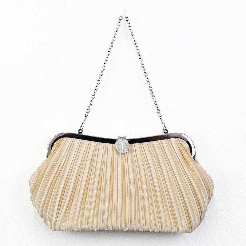 ベージュのストーンボタンバッグ