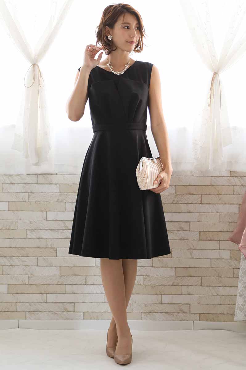 ベージュのストーンボタンバッグ