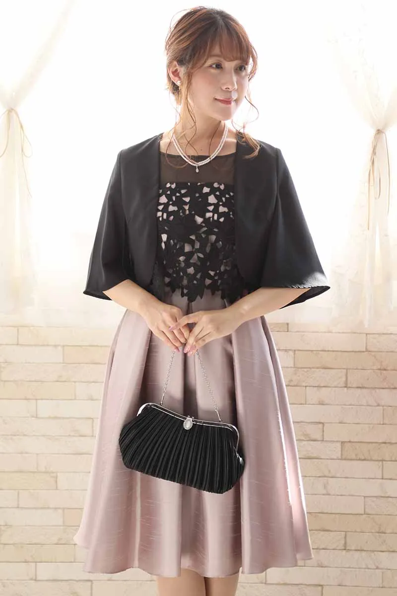 ブラックのスリットスリーブボレロ