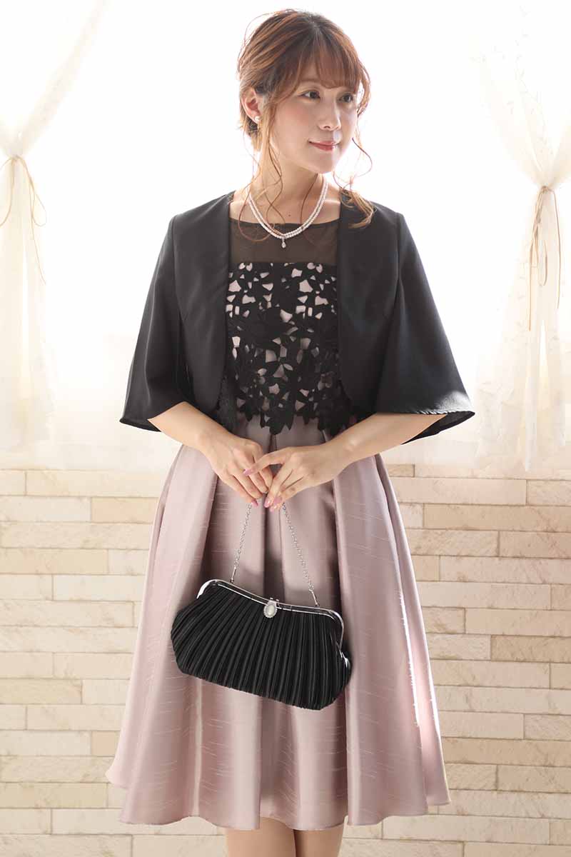 ブラックのスリットスリーブボレロ