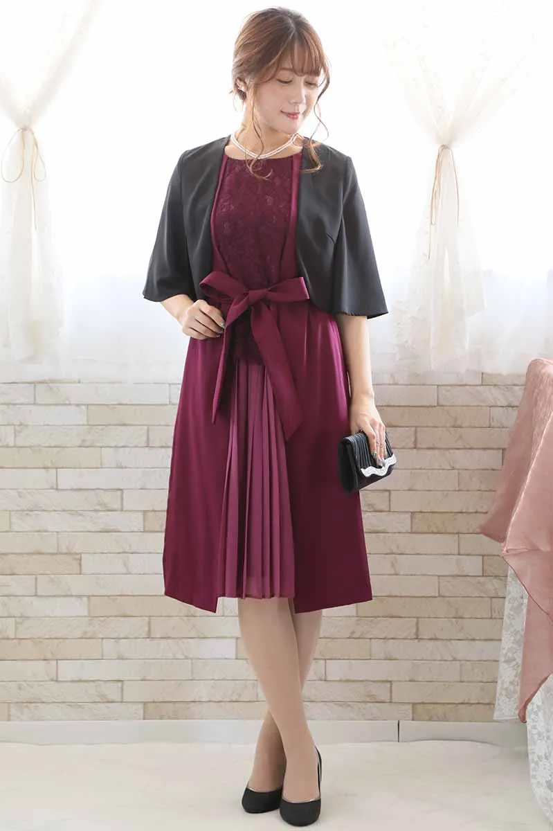 ブラックのスリットスリーブボレロ