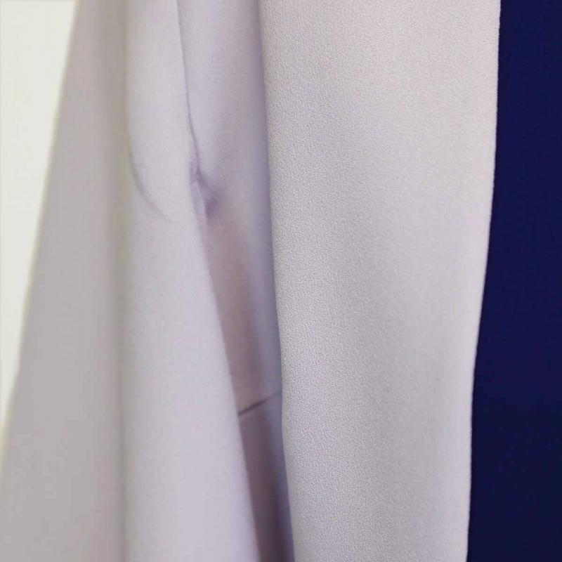 グレーのスリットスリーブボレロ